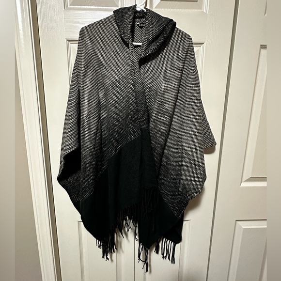 ⭐️ Women’s Poncho ⭐️ - Picture 3 of 6
